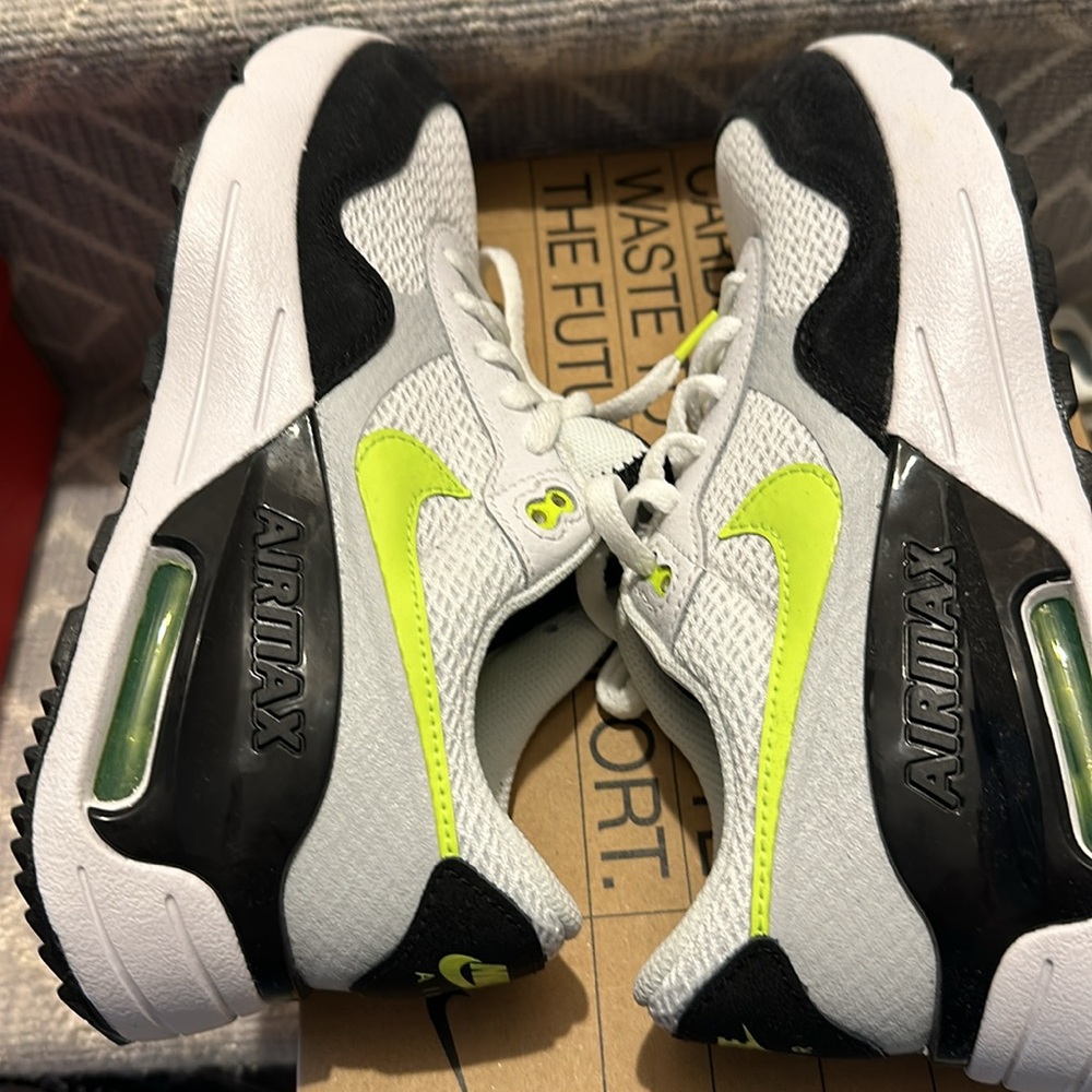NIB Nike air max system GS
White blk bolt pure platinum 5Y